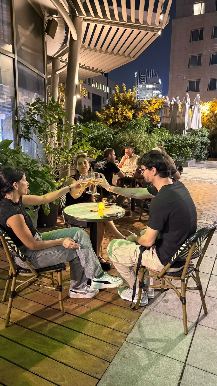 שולחן עם אוכל ויין בערב